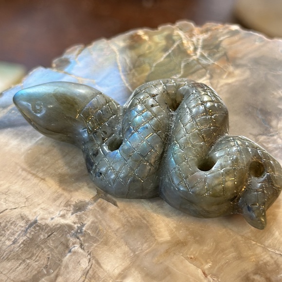 🎄SALE🎄Labradorite Crystal Snake Carving With Flash! - Picture 5 of 6